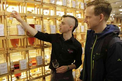 Verkäufer bei der Kundenberatung Verkäufer bei der Kundenberatung